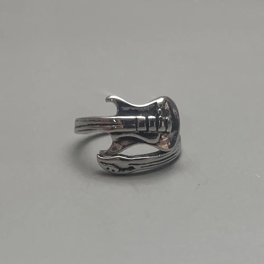 Y2k 2000s vintage style wrapped guitar ring
